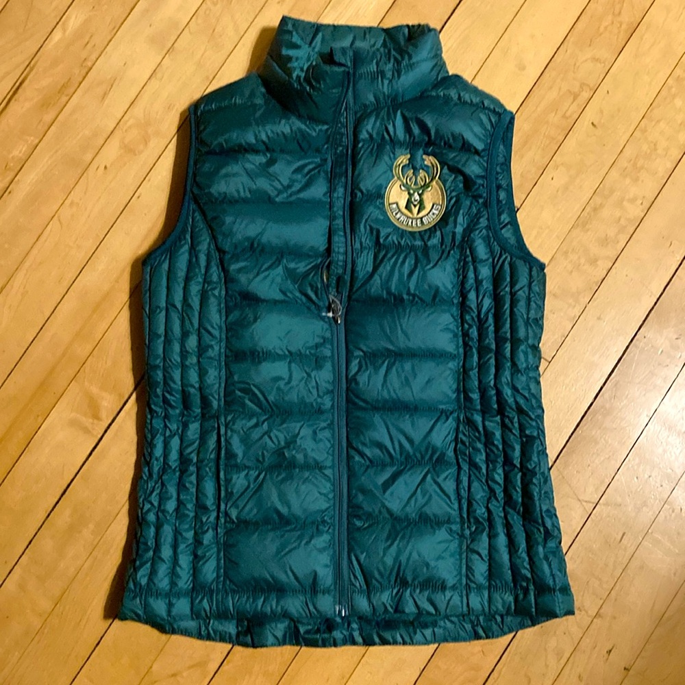 Brand new hunter green Milwaukee Bucks ultralight down zippered vest